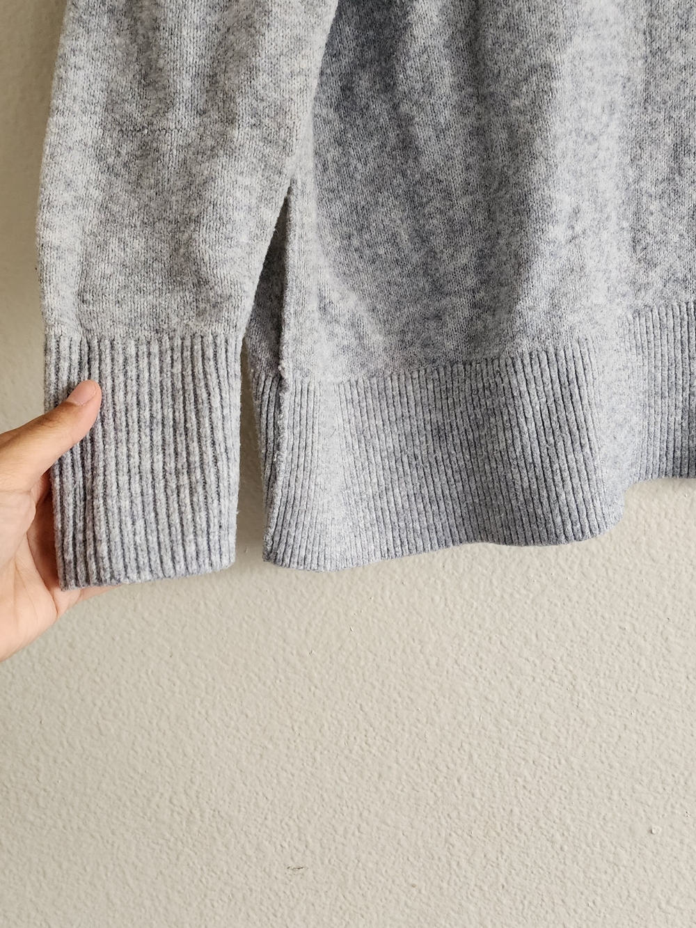 Aerie Gray Knit V-Neck Oversized Pullover Sweater Size Small - Picture 2 of 6